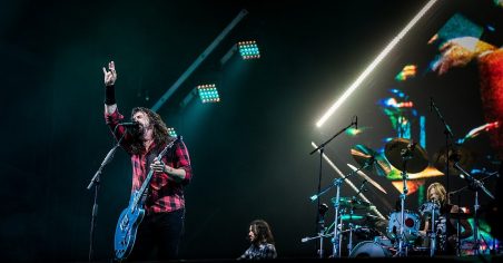 <span style="color:#e66a05">ROBE y EXTREMODURO</SPAN> | El viaje de un mito trangresor Dave Grohl's Foo Fighters Times Like These