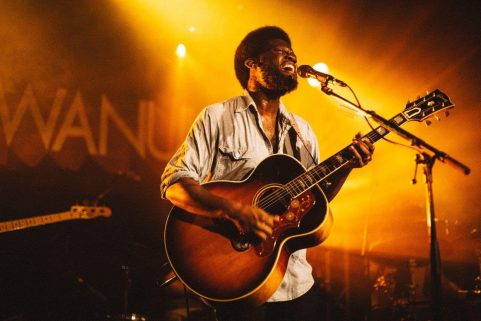 <span style="color:#e66a05">JACK SAVORETTI</SPAN> | Un trovador Italo-Británico de voz rasgada que enamora Michael Kiwanuka
