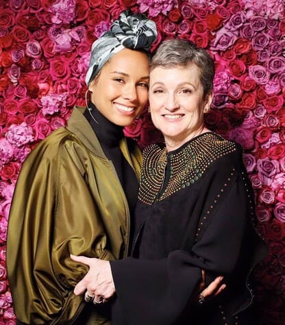 <span style="color:#e66a05">ALICIA KEYS</SPAN> | From the Hell's Kitchen in New York to her self-discovery through music Teresa Augello