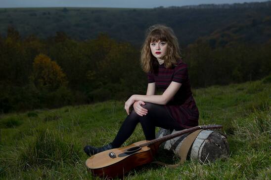 <span style="color:#e66a05">MAISIE PETERS You Signed Up For This</span> | Apadrinada por Ed Sheeran, siguiendo los pasos de Taylor Swift Maisie Peters nuevo disco