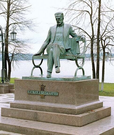 Monument-Pyotr-Ilyich-Tchaikovsky-Votkinsk-Russia Tchaikovski ballets