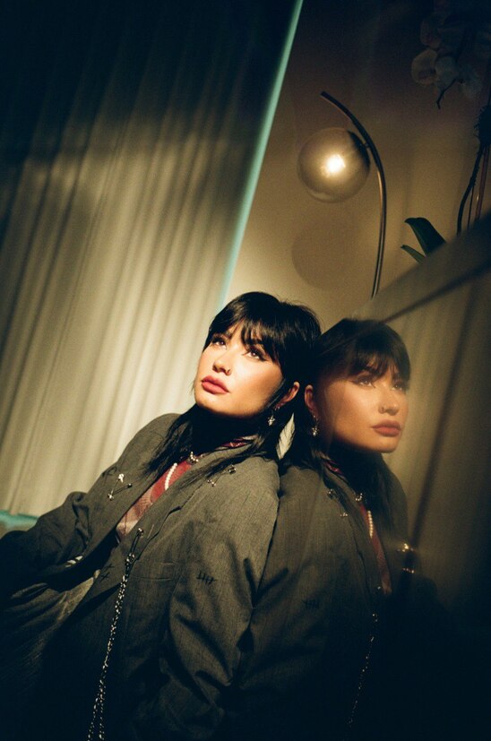 <span style="color:#e66a05">DEMI LOVATO Holy Fvck</span> | El regreso a sus raíces, 15 años después historia demi lovato