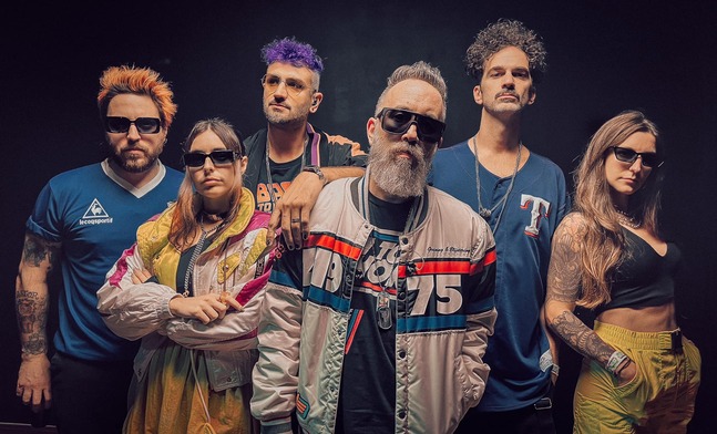 <span style="color:#e66a05">SIAMÉS</span> | La banda indie argentina que aspira, con razón, a llenar estadios ¿quién es Siamés?