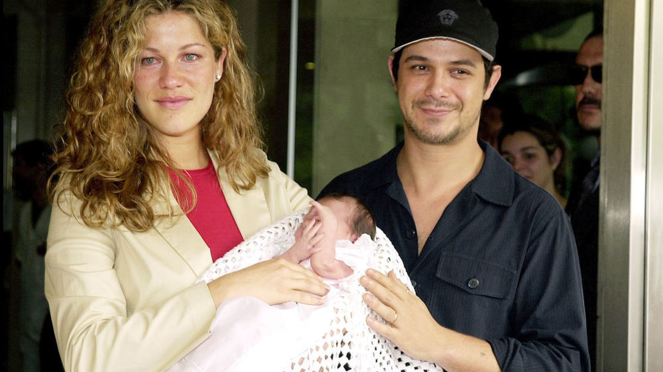 Alejandro Sanz with his first wife Jaydy Michel, after the birth of their daughter Manuela in 2001. Alejandro Sanz and Jaydy Michel