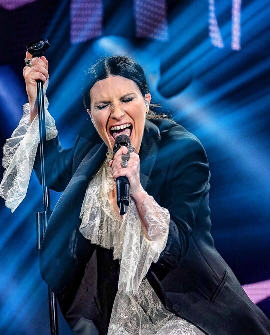 essential laura pausini best songs laura pausini