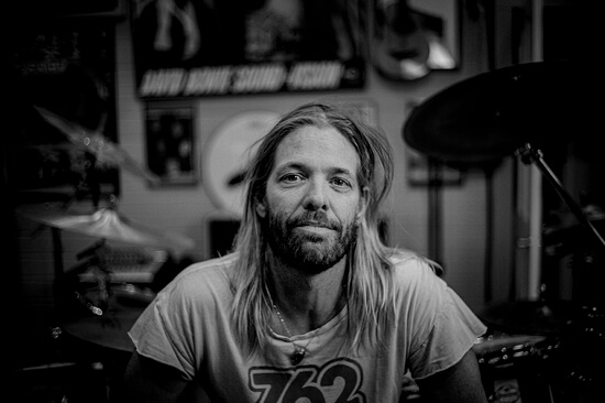 <span style="color:#e66a05">FOO FIGHTERS But Here We Are</span> | En honor a su fallecido batería Taylor Hawkins cómo murió el batería de foo fighters?